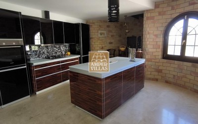 Fantastic villa with large plot, offering privacy and sea views.